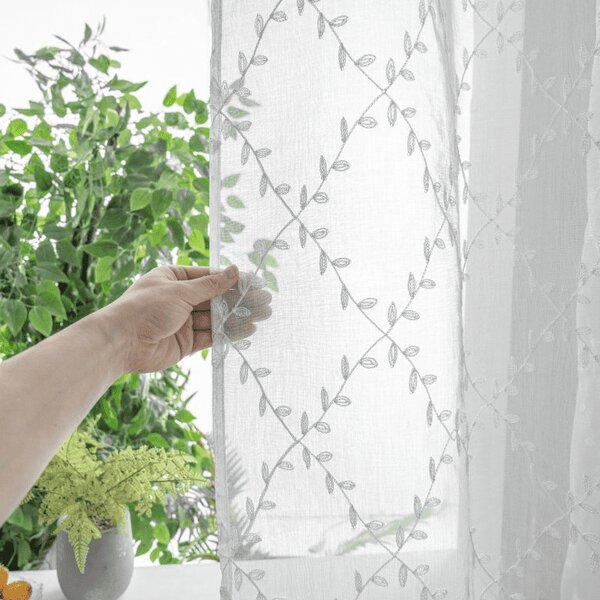 Biely záves VINTORA so vzorom lístkov 140x250 cm Zavesenie: Kovové krúžky