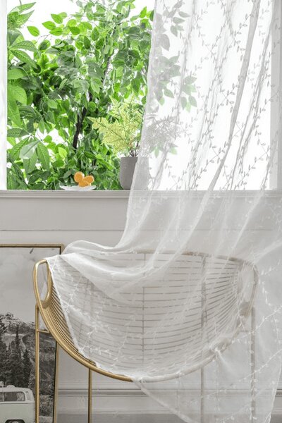 Biely záves VINTORA so vzorom lístkov 140x250 cm Zavesenie: Kovové krúžky