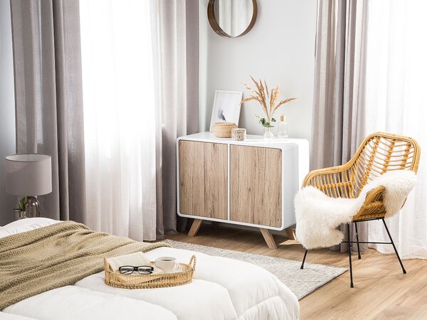 Komoda biela svetlé drevo MDF 76 x 90 x 40 cm nohy z borovicového dreva úložný priestor 2 skrinky s dvierkami moderný štýl obývačka spálňa
