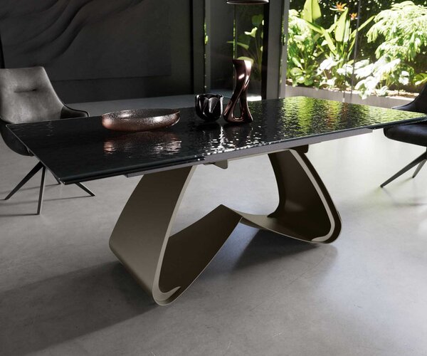 DELIFE Jedálenský stôl Edge 200-300x100 reliéfne sklo dymovo čierna 3D dizajn podstava v tvare W efektový povrch titán rozkladací