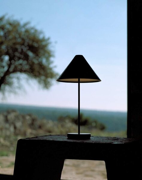 New Works Prenosná stolná lampa Brolly, black 21511