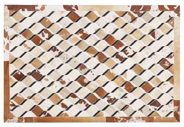Koberec hnedá béžová hovädzia koža 140 x 200 cm geometrický patchworkový vzor obdĺžnikový tvar boho moderný štýl obývačka spálňa