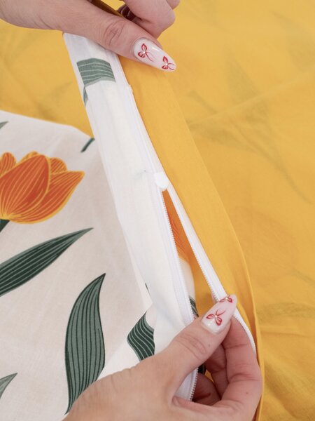 Bavlnená obliečka na vankúš Renforcé 40 × 40 cm - Kvety tulipánov oranžové