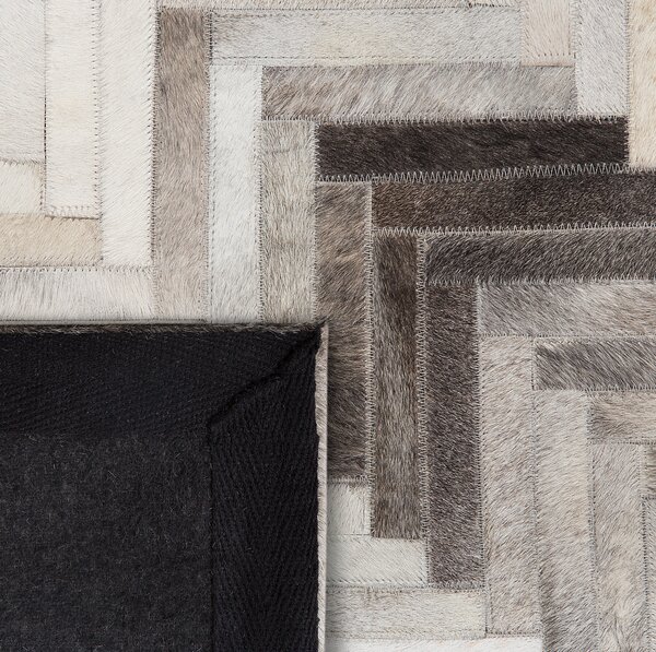 Koberec sivý a béžový kožený 140 x 200 cm nízky vlas geometrický vzor obdĺžnikový