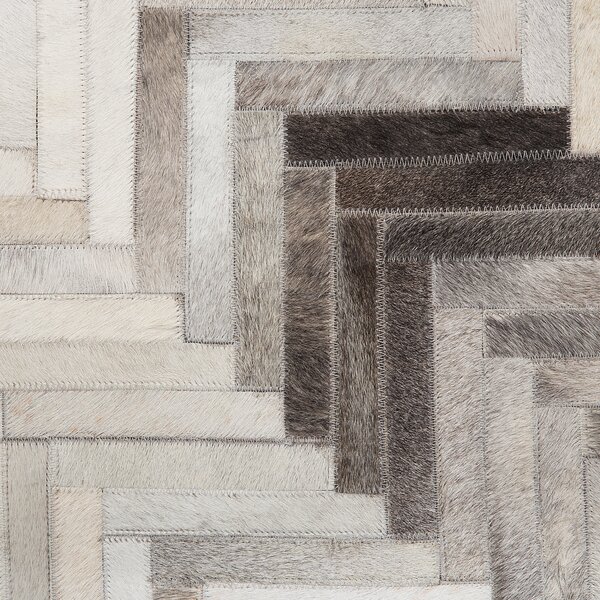 Koberec sivý a béžový kožený 140 x 200 cm nízky vlas geometrický vzor obdĺžnikový