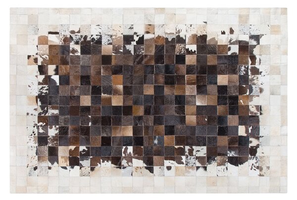 Koberec hnedá béžová hovädzia koža 140 x 200 cm zvierací vzor patchworkový ručne vyrobený moderný štýl obývačka spálňa