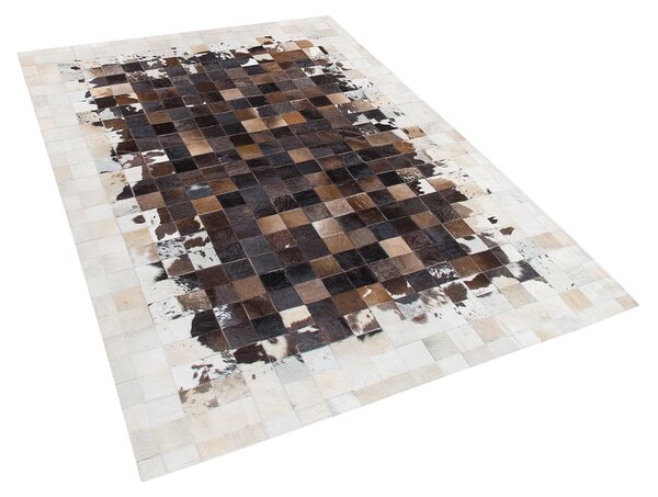 Koberec hnedá béžová hovädzia koža 140 x 200 cm zvierací vzor patchworkový ručne vyrobený moderný štýl obývačka spálňa