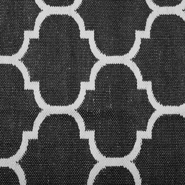 Koberec čierny a biely obojstranný syntetický materiál 140 x 200 cm vonkajší a izbový so vzorom