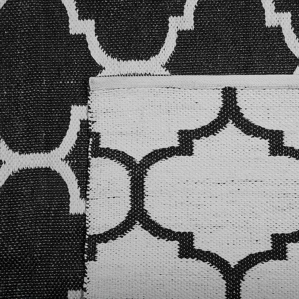Koberec čierny a biely obojstranný syntetický materiál 140 x 200 cm vonkajší a izbový so vzorom