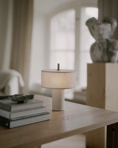 New Works Prenosná stolná lampa Margin, beige canvas 21360