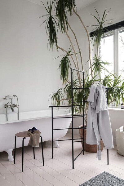 Ferm Living Stojan na oblečenie Dora, black