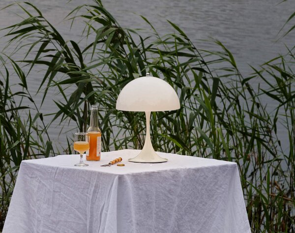 Louis Poulsen Prenosná lampa Panthella 250, opal white 5744172943