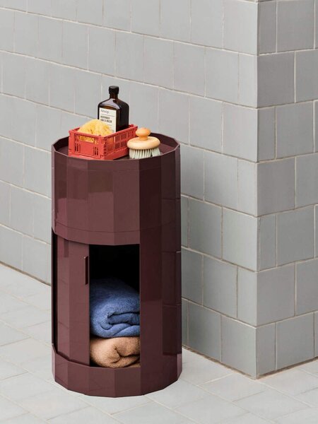 HAY Úložný stolík Facet Cabinet 101, burgundy