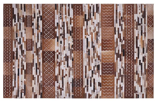 Koberec hnedý z hovädzej kože 140 x 200 cm patchworkový pruhovaný škandinávsky vzor