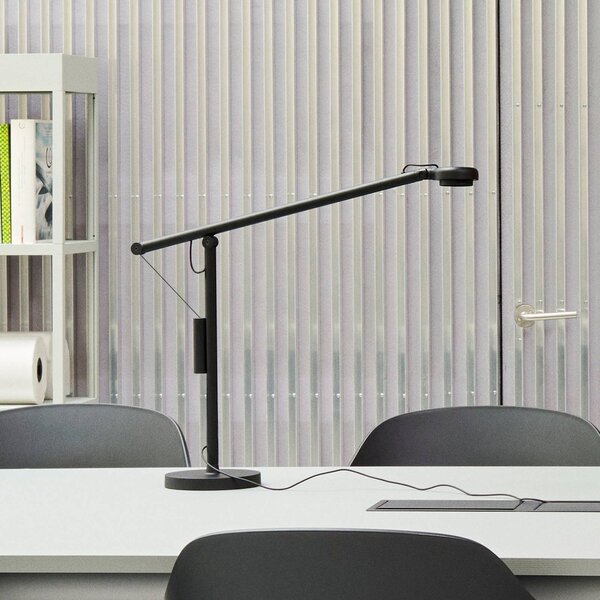 HAY Stolná lampa LED Fifty-Fifty, čierna, 45 cm, stmievateľné, Čierna, Pracovňa / Kancelária, Hliník, Dizajn, Stojacie svietidlo