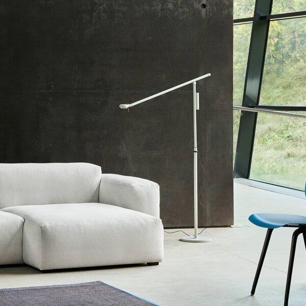 HAY LED stojacia lampa Fifty-Fifty, sivá, výška 135 cm, stmievateľná, Hliník / sivá / zinok, Obývacia izba / jedáleň, Hliník, Dizajn, Stojaca lampa
