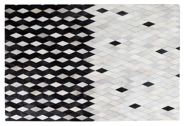 Koberec čierna a biela kožený 140 x 200 cm patchworkový ručne vyrobený moderný štýl