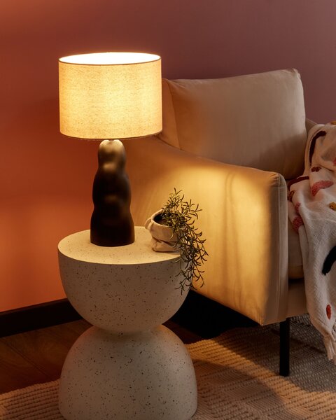 Stolová lampa čierny keramický podstavec 30 x 30 x 51 cm béžové látkové tienidlo nočné svetlo minimalistická spálňa obývačka