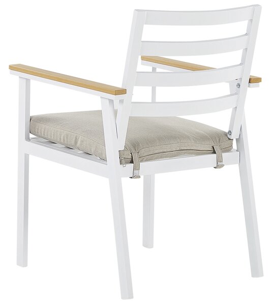 Sada 4 záhradných stoličiek biele hliníkové stoličky béžové podsedáky prášková povrchová úprava terasa záhrada