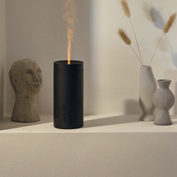 Prenosný aroma difuzér s efektom sviečky Lucy od Stadler Form čierna