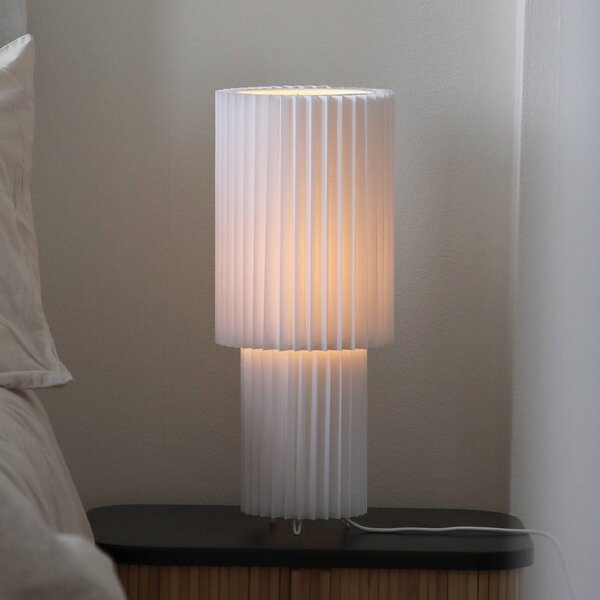 Markslöjd Stolová lampa Catis, biela, výška 45 cm, textil, E27, Biela / opálová, Obývacia izba / jedáleň, Plast, Moderný, Stolová lampa