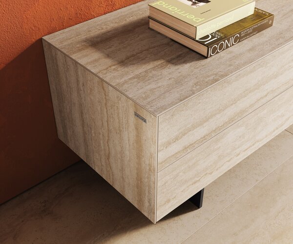 DELIFE TV stolík Cuor 180 cm keramika Laminam® Travertino Bianco krémovo biela 1 výklopné dvierka 2 zásuvky podstava závesná kov čierna