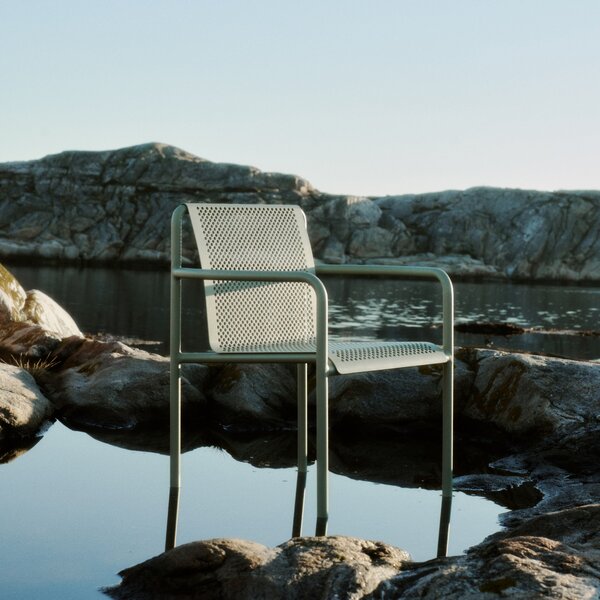 Záhradná stolička Dapple, Cashmere – Ferm Living