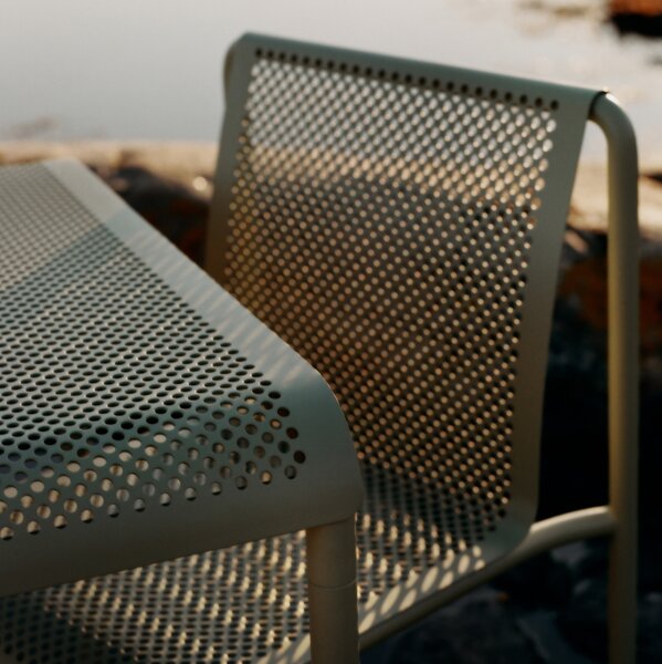 Záhradná stolička Dapple, Cashmere – Ferm Living