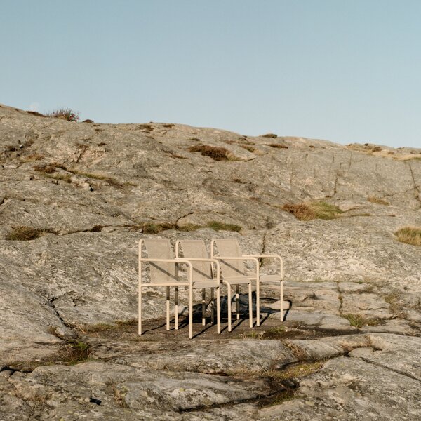 Záhradná stolička Dapple, Cashmere – Ferm Living
