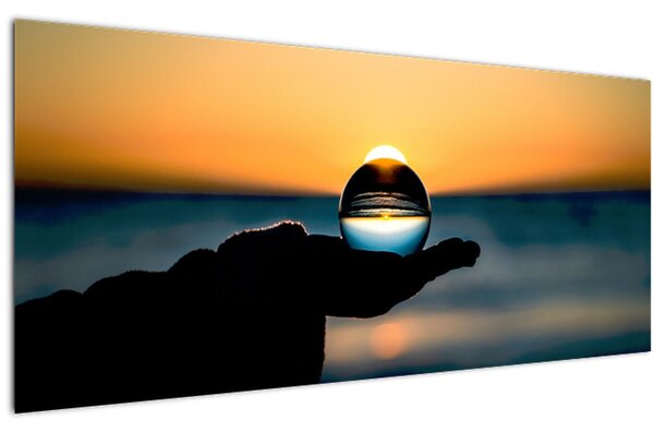Obraz sklenenej gule v dlani (120x50 cm)