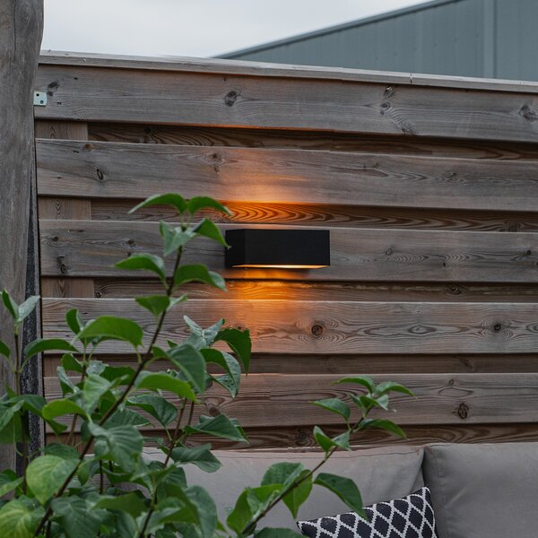 Moderná nástenná lampa čierna s svetelným efektom IP54 - Houks