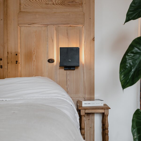 Moderná nástenná lampa čierna vrátane USB pripojenia - Flero