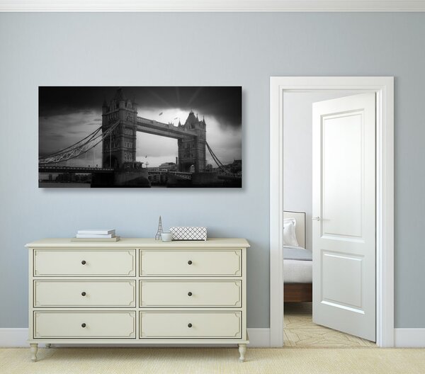 Obraz západ slnka nad Tower Bridge v čiernobielom prevedení