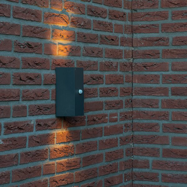 Tmavosivá nástenná lampa s 2 svetlami IP44 s pohybovým senzorom - Baleno
