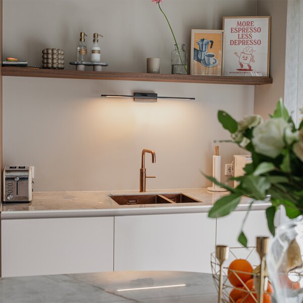 Moderná nástenná lampa čierna 62 cm vrátane LED IP44 - Jerre