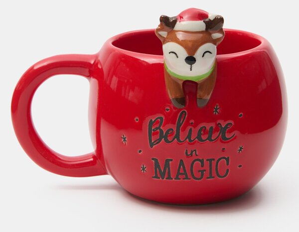 Sinsay - Vianočný keramický hrnček s figúrkou soba a nápisom „Believe in Magic“ - červená