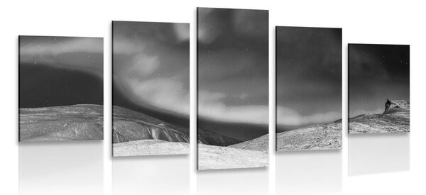 5-dielny obraz polárna žiara na oblohe v čiernobielom prevedení