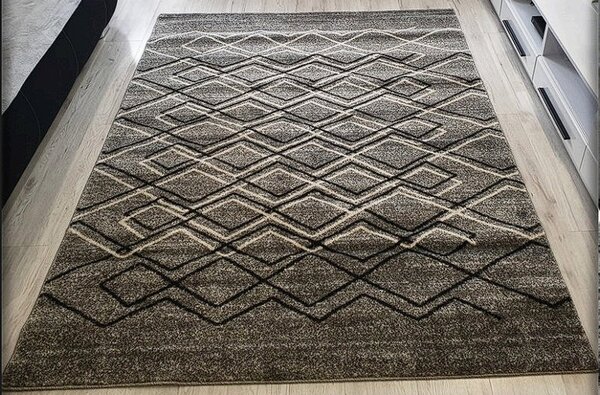 HU Sivý moderný koberec Rio 166-D.Grey-D.Grey s geometrickým vzorom Rozmer: 60x100 cm