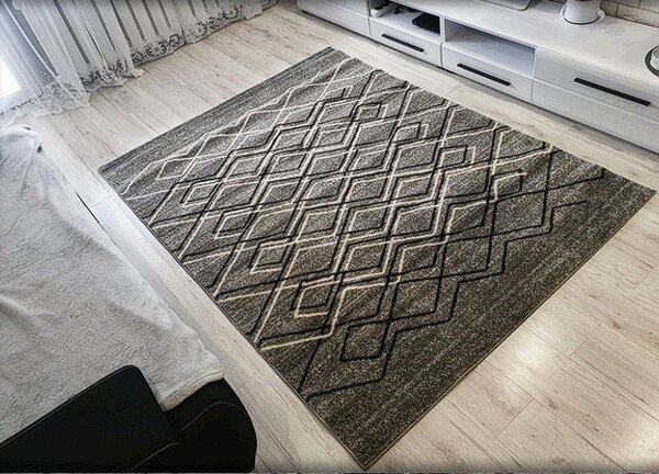 HU Sivý moderný koberec Rio 166-D.Grey-D.Grey s geometrickým vzorom Rozmer: 60x100 cm