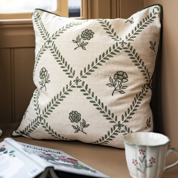Vyšívaná obliečka na vankúš Lovisa Green/White 45 × 45 cm