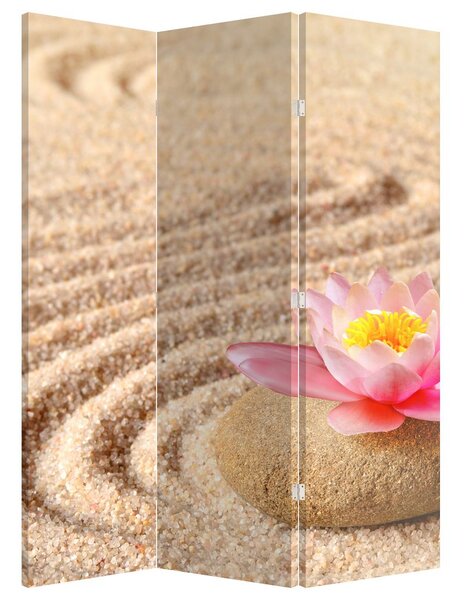 Paraván - Kameň s kvetinou na piesku (126x170 cm)