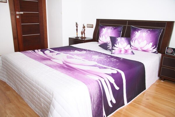 Prehoz na posteľ bielej farby s motívom fialového kvetu Šírka: 220 cm | Dĺžka: 240 cm
