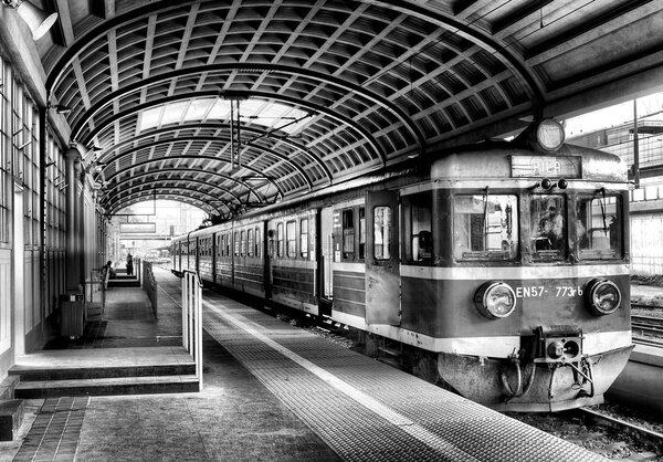 Fototapeta - Vlak na stanici (254x184 cm)