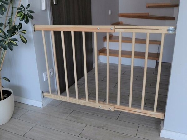 Vulpi Posuvná drevená zábrana na schody, dvere WoodyLand 102-162 cm