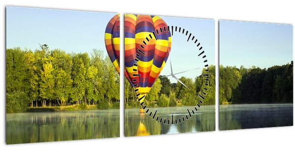 Obraz teplovzdušného balóna na jazere (s hodinami) (90x30 cm)