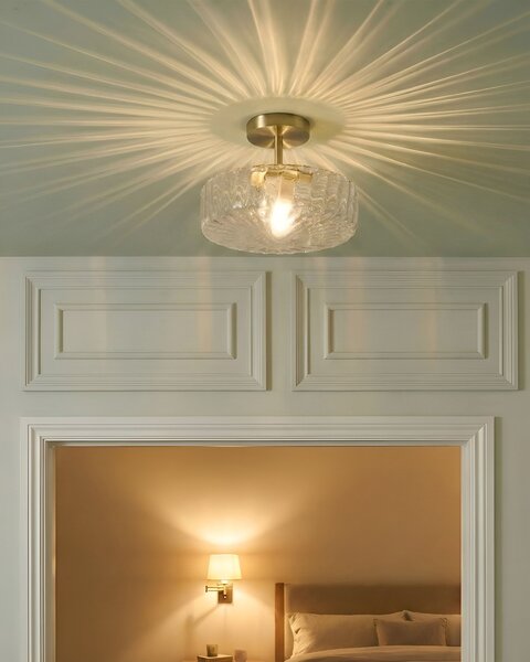 Stropná lampa priehľadná sklenené tienidlo pozlátená železná základňa moderný glamour štýl obývacia izba