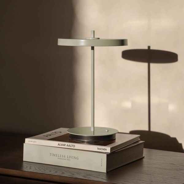 UMAGE LED dobíjacia stolová lampa Asteria Move olivovo zelená uni, 31cm, Zelená, Obývacia izba / jedáleň, kov, Dizajn, Stojacie svietidlo