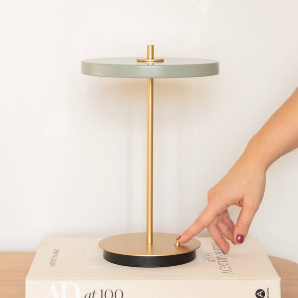 UMAGE stolová LED lampa Asteria Move olivovo zelená/mosadz 31 cm, Zelená, Obývacia izba / jedáleň, kov, Dizajn, Stojacie svietidlo