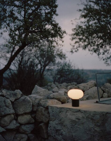 New Works Prenosná stolná lampa Karl-Johan, cold black 22011