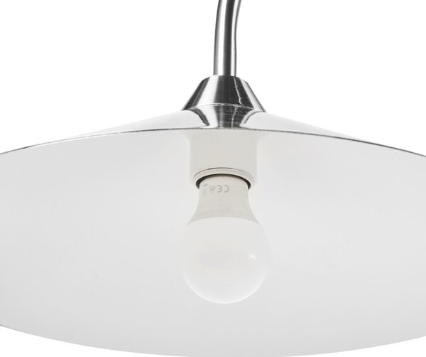 Stojaca lampa strieborná kovové tienidlo a podstavec moderný štýl obývacia izba spálňa